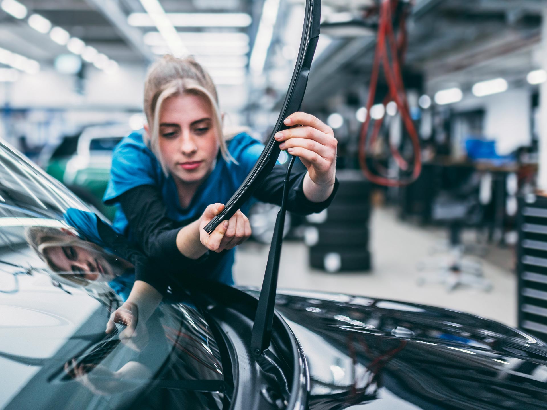 Zamestnanec servisného strediska MINI montuje nové stierače čelného skla.